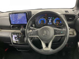 運転席まわりです。 各操作スイッチは使いやすい位置に配置されてます。
