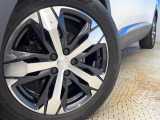 ●純正18インチアルミホイール:輸入車ならではの卓越した走りを支えるホイールと足回りです!日本車の走りに慣れている方にもぜひ体感して頂きたいほど、高いレベルでまとまっています!
