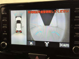 パノラミックビューモニターを装備。駐車場や交差点でクルマを真上から見るように周囲を確認できます。機能の詳細は販売店スタッフまでおたずねください。