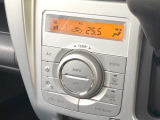 【オートエアコン】一度お好みの温度に設定すれば、車内の温度を検知し風量や温度を自動で調整。暑い&hellip;寒い&hellip;と何度もスイッチ操作をする必要はありません。快適な車内空間には必須の機能ですね♪