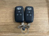 【スマートキー】 スマートキーを携帯していれば、ドアハンドルのボタンを押してロックの解除ができ、パワースライドドア(左側)もワンタッチで開閉できます。