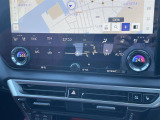 【 左右分離型フルオートエアコン 】運転席と助手席でそれぞれお好みの温度設定が可能で全席にも適切な空調をお届け致します!//