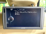 【後席モニター】家族や友人とお出かけする機会が多い方に大人気の後席モニターを装備!見やすい位置に画面がありテレビやDVDの視聴も快適!友達もお子様も、後席にしか乗らなくなるかも??