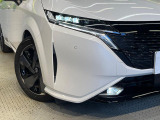 【LEDヘッドライト】悪天候や夜間走行時も良好な視界を確保し安心して運転できる高輝度LEDヘッドライトを装備!点灯速度が早く、消費電力も抑えられています。
