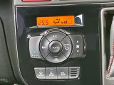 【オートエアコン】一度お好みの温度に設定すれば、車内の温度を検知し風量や温度を自動で調整。暑い&hellip;寒い&hellip;と何度もスイッチ操作をする必要はありません。快適な車内空間には必須の機能ですね♪