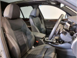 【コックピットシート】BMW車の主役席。車体中央にくる様に配置し車両重心とが一致する事でドライバーと車との一体感あるドライビングを実現。人間工学に基づき形成した形状が長時間のドライブ疲労も軽減します!