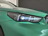 アダプティブLEDヘッドライトはステアリングを切った方向を照らします。