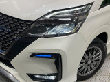 【LEDヘッドライト】悪天候や夜間走行時も良好な視界を確保し安心して運転できる高輝度LEDヘッドライトを装備!点灯速度が早く、消費電力も抑えられています。