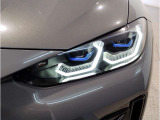 【LEDヘッドライト】先進のLEDテクノロジーを採用。放射される白色光の周波特性は太陽光に近く、バイキセノン・ヘッドライトを上回るコントラストで更に明るく輝きます!