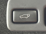 【パワーバックドア】スマートキーや運転席のボタンを押すだけでリアゲートが自動で開閉します!荷物を持っている時や、高い位置にあるバックドアを閉める際に便利な機能です♪