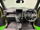 美しいデザインの運転席空に加えてUV&IRカット機能付きフロントガラスの面積や位置取りが良く、前方・右前・左前方向の視認性がいいですよ!
