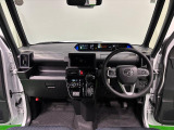 360&deg;UV&IRカット機能ガラス採用。見易い計器類と運転し易いレイアウトのドライビングポジションは、極細Aピラーの採用で視角も少なく前方&左右の見切りが良く安心して運転できます。