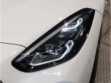 【LEDヘッドライト】先進のLEDテクノロジーを採用。放射される白色光の周波特性は太陽光に近く、バイキセノン・ヘッドライトを上回るコントラストで更に明るく輝きます!