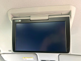 【フリップダウンモニター】大画面モニターで後席でもエンタメをお楽しみいただけます。小さなお子様にも大人気の装備です♪