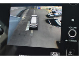 それぞれのカメラをつなぎ合わせ上から見たような画像が映し出される全周囲カメラ装備です。