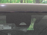 【エマージェンシーブレーキ】走行中に前方の車両等を認識し、衝突しそうな時は警報とブレーキで衝突回避と被害軽減をアシスト。より安全にドライブをお楽しみいただけます。