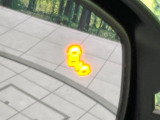 【ブラインドスポットインフォメーション】走行中、ドアミラーの死角になりやすい箇所に後続車が接近するとサイドミラー付近に警告を表示、ドライバーに注意喚起をしてくれます。