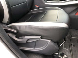 運転席シ-ト座面は上下アジャスタ-付です。お好みの位置に調整可能です。