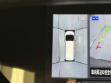 アラウンドビューモニター付!自分の車を真上から見たような映像です。でも、補助的な機能ですので過信せず、自分の目で安全を確認しながら操作してくださいね。