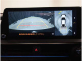 バックモニター付き。駐車の際のサポートとなり、必須アイテムのひとつですよね。それでも、バックする際は必ずご自身の目で確認をしてください。パノラミックビューで上から見下ろした視点でも確認できます!