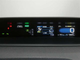 各操作スイッチは使いやすい位置に配置され、とっても見やすいメーターです。夜間時はラグジュアリーな気分にさせてくれる照明が魅力ですので、夜のドライブも楽しみになりますよ♪