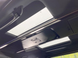 【ガラスルーフ】ガラスルーフ搭載で車内の解放感が一気にアップ!開放的なドライブをお楽しみいただけます。