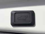【パワーバックドア】スマートキーや運転席のボタンを押すだけでリアゲートが自動で開閉します!荷物を持っている時や、高い位置にあるバックドアを閉める際に便利な機能です♪