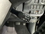 クルーズコントロール機能が付いています。 速度を設定するとアクセルを踏まなくても一定の速度で走ることができます。  高速道路ではとても便利な装置なんです。