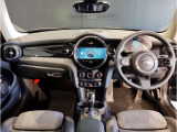MINI認定中古車は第三者品質評価制度も採用しております。AIS方式による車両品質評価制度も導入し公平な車両コンデション評価を行うことにより車両品質の透明性を高めると同時に更なる信頼と安心をお届けします