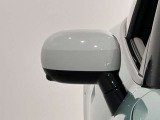 小さなパーツにもこだわりを。ミラーキャップを変えるだけで、MINIの印象を自分好みに。