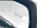 【ブラインドスポットモニター】走行中、ドアミラーの死角になりやすい箇所に後続車が接近するとサイドミラーのレンズに警告を表示!ドライバーに注意喚起をしてくれます。