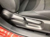 運転席シート座面は上下アジャスター付きです。お好みの位置に調整可能です。