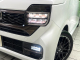【LEDヘッドライト】悪天候や夜間走行時も良好な視界を確保し安心して運転できる高輝度LEDヘッドライトを装備!点灯速度が早く、消費電力も抑えられています。