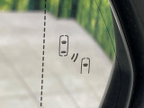 【ブラインドスポットモニター】走行中、ドアミラーの死角になりやすい箇所に後続車が接近するとサイドミラーのレンズに警告を表示!ドライバーに注意喚起をしてくれます。