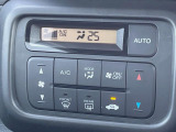 【オートエアコン】一度お好みの温度に設定すれば、車内の温度を検知し風量や温度を自動で調整。暑い&hellip;寒い&hellip;と何度もスイッチ操作をする必要はありません。快適な車内空間には必須の機能ですね♪