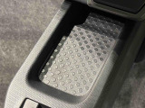 スマートフォンなどがスッキリ置けるセンターコンソールトレイです