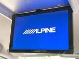 【後席モニター】家族や友人とお出かけする機会が多い方に大人気の後席モニターを装備!見やすい位置に画面がありテレビやDVDの視聴も快適!友達もお子様も、後席にしか乗らなくなるかも??