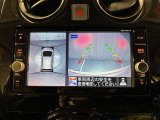 アラウンドビューモニターは真上から見下ろした様に車の周囲を表示することで、駐車時の安全性と利便性を高めます。