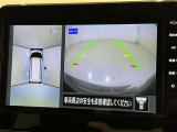 パノラミックビューモニターを装備。駐車場や交差点でクルマを真上から見るように周囲を確認できます。機能の詳細は販売店スタッフまでおたずねください。