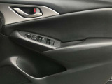 運転席以外のウィンドウ操作を制限できるパワーウィンドウロック機能を搭載!お子様や同乗者の誤操作を防ぎ、走行中の不意の開閉や危険を未然に防止します。同乗者がいるドライブでも安心感をもたらす安全機能です。