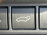 【パワーバックドア】スマートキーや運転席のボタンを押すだけでリアゲートが自動で開閉します!荷物を持っている時や、高い位置にあるバックドアを閉める際に便利な機能です♪