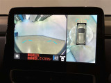【パノラミックビューモニター】映像で、見づらい車両周辺の確認をアシスト。クルマを真上から見ているような映像を表示。 運転席から確認しにくい車両周囲の状況を把握。