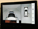 パノラミックビューモニターを装備。駐車場や交差点でクルマを真上から見るように周囲を確認できます。機能の詳細は販売店スタッフまでおたずねください。