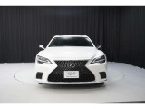 エクステリアは、一目でLEXUSとわかるスピンドルグリルを起点に、人が乗るキャビンの前後を大胆に絞り込んだ菱形のボディと力強く張り出したホイールフレアを融合させ、タイヤの存在を強調しています。