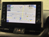 【ディスプレイオーディオ】スマホとクルマをつなぐだけで、おなじみのアプリで気軽に使えます!スマホと同じ感覚の画面タッチ操作やハンズフリー通話など、運転中も操作できるので安心☆