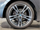 BMWの純正アロイホイールは軽量かつ強度にも優れているホイールで走行性能を引き上げる設計になっております。足元にもBMWは妥協がなくこだわっている個所になります。