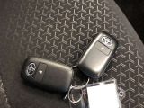 スマートキー2本付き!キーをポケットやカバンに入れておくだけでドアの施錠・開錠やエンジンスタートの操作が簡単です!