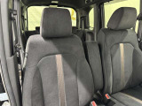 高いホールド性で運転姿勢が安定します。長距離ドライブでも疲れにくいのが魅力です。