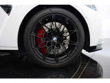M専用19/20インチホイール(前後異サイズ)。フロント275/35R19、リヤ285/30R20のワイドタイヤが、グリップと足元の迫力を生み出します。
