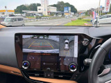 【全方位型モニター】クルマを上空から見下ろしているかのように、直感的に周囲の状況を把握できる全方位型モニター。狭い場所での駐車でも周囲が映像で確認できます。